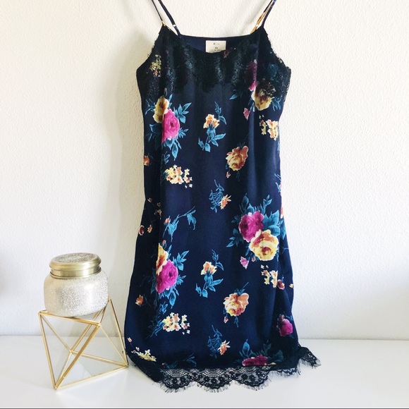 Urban Outfitters floral dress - Picture 3 of 8